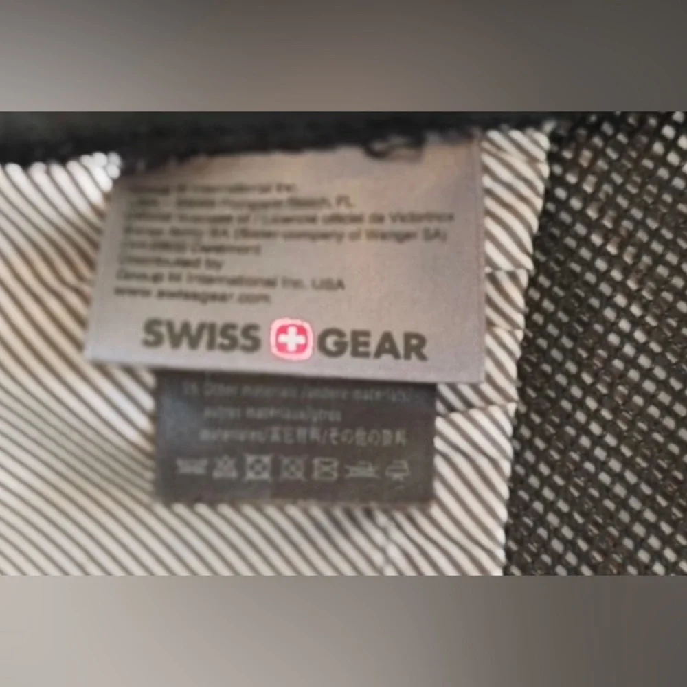 SwissGear Men's Heather Gray Backpack with Black Accents